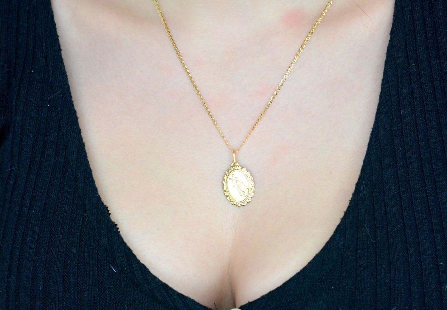 Złota zawieszka medalik z krzyżem i ręce złożone do modlitwy próba 585 A6ZOPE911 PE214897.jpg